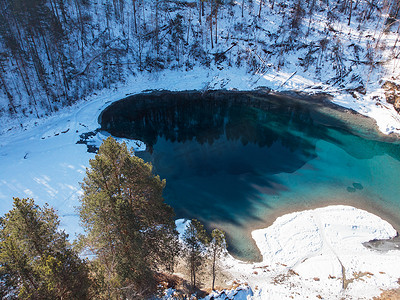 冬天冬季卡通摄影照片_冬季蓝色湖泊的鸟瞰图