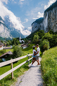 山谷村摄影照片_瑞士阿尔卑斯山的劳特布龙嫩山谷、劳特布龙嫩村、施陶巴赫瀑布和劳特布龙嫩墙。
