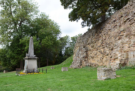 汤布里奇城堡外的诺曼墙遗迹和战争纪念碑
