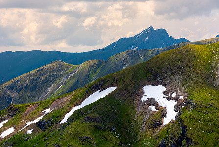 起伏山峰摄影照片_山峰后面的山峰