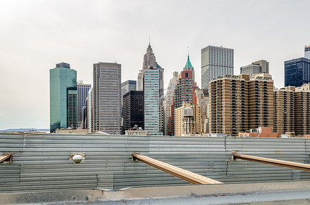 曼哈顿，纽约市，布鲁克林大桥在最前面，桥上的建筑区
