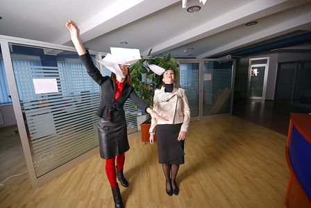 两个女商人在办公室扔文件