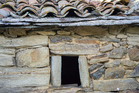 老石摄影照片_老石窗、石板屋顶和石墙