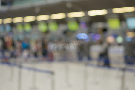 抽象模糊的旅客在机场航站楼等待办理登机手续