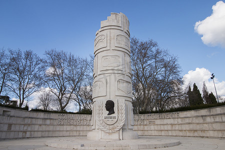 城市公园的纪念碑雕像
