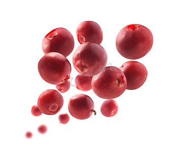 红色蔓越莓浆果悬浮在白色背景上