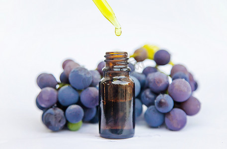葡萄叶摄影照片_小瓶中的葡萄籽油。