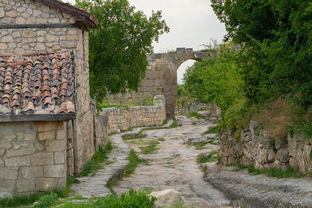 巴萨特摄影照片_古路巴赫奇萨赖楚夫特城洞穴克里米亚中世纪街道纪念碑、俄罗斯羽衣甘蓝历史概念历史建筑、巴赫奇萨赖墙。