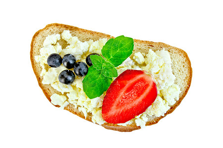 霜果实摄影照片_盘子里有凝乳和浆果的面包