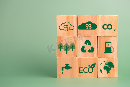 木立方块图标二氧化碳碳信用额和绿色背景下的生态能源绿色技术。