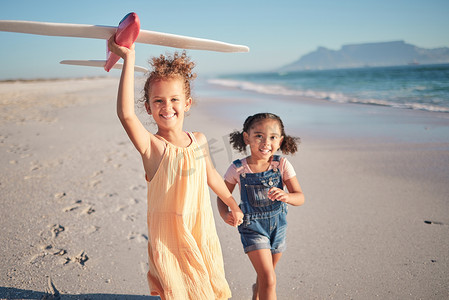 玩具飞机、海滩和孩子们在大自然的阳光下带着快乐、阳光和快乐的心态奔跑。
