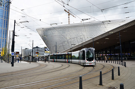 荷兰铁摄影照片_荷兰鹿特丹-2015 年 5 月 9 日：鹿特丹中央车站的乘客。
