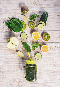 绿色冰沙配蔬菜和水果。