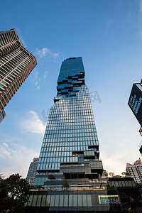 泰国曼谷 — 2022年4月30日：Mahanakorn摩天大楼是曼谷沙吞商业中心沙吞广场商业办公室和W酒店的更高现代建筑地标。