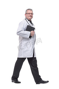 一位身穿白色制服的男医生在白色背景下行走的全长侧面照片