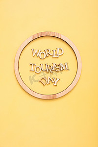 黄色背景框摄影照片_黄色背景、圆框木字的世界旅游日文字