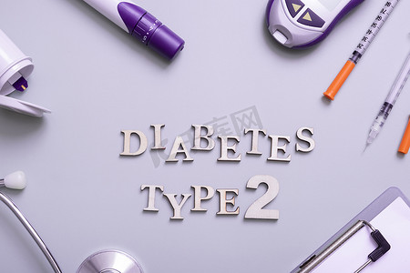 彩色背景上的 2 型糖尿病铭文和血糖仪、注射器和医疗设备，顶视图