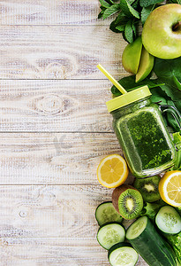 蔬菜清洗摄影照片_绿色冰沙配蔬菜和水果。