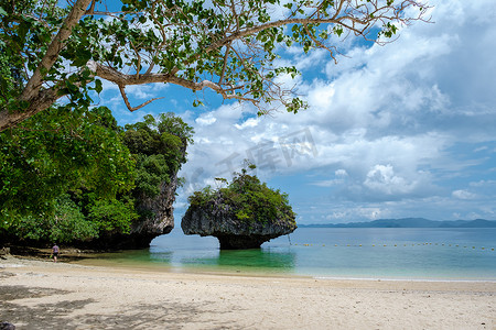 Koh Phakbia 岛靠近 Koh Hong Krabi，泰国甲米美丽的白色沙滩
