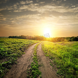 乡间小路的夕阳