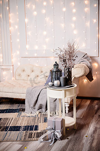 小复古小装饰摄影照片_客厅的白色小桌子上装饰着古色古香的银色复古灯。