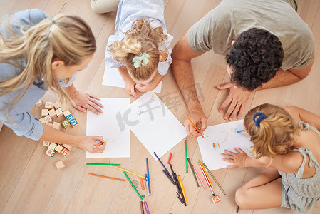 有创意孩子在纸上画画的家庭、家庭学校和有趣的教育活动、学习和项目。