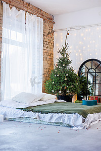 除夕夜，圣诞树下的地板上放着纸制的新年礼物和鲜艳的丝带。