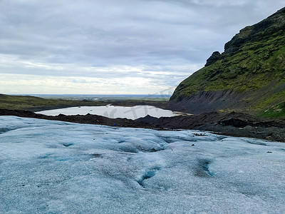 冰岛杰古沙龙冰川上蓝色冰的特写镜头。