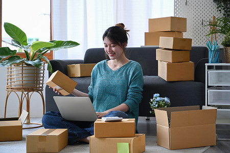 快乐的女小企业主在笔记本电脑上确认订单或接受客户的订单。
