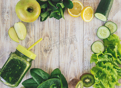 蔬菜清洗摄影照片_绿色冰沙配蔬菜和水果。