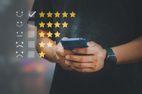用户摄影照片_客户满意度调查概念 用户对在线应用程序的服务体验进行评分。