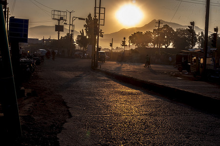 黄昏时分拍摄的村庄乡村道路与山上的阳光。