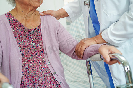 医生在护理医院帮助亚洲老年妇女残疾患者，医疗理念。