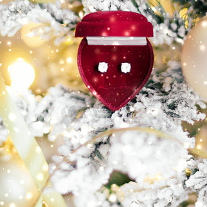 除夕夜背景摄影照片_圣诞树上心形珠宝礼盒中的钻石耳环、除夕夜、情人节和寒假的爱情礼物