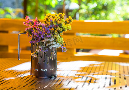 杯子里的干花花束