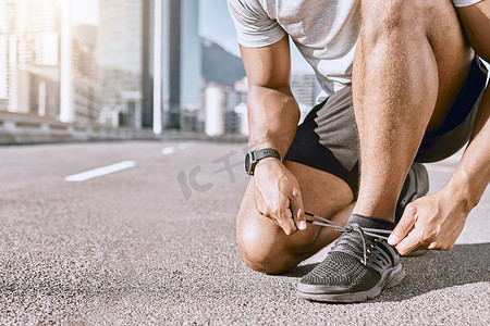 跑步者准备在城市街道健身跑步，在城镇进行有氧运动训练，并准备在市中心道路锻炼。