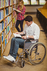 坐轮椅的学生与同学交谈