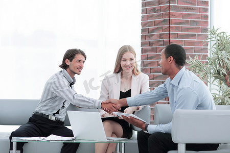 国际商业伙伴在办公室开会时握手