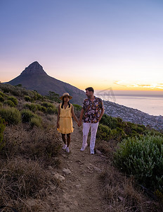 南非开普敦信号山的日落，狮头和坎普斯湾的日落
