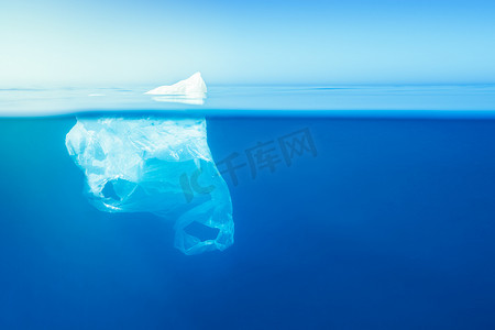 漂浮在水面上的塑料袋，冰山隐喻