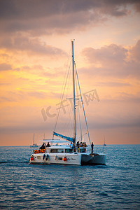 泰国普吉岛蓬贴海角日落期间的帆船