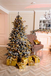 圣诞花环摄影照片_房间里新年的室内设计，圣诞树上装饰着彩灯，树下有礼物，玩具，灯笼，花环，室内壁炉照明。