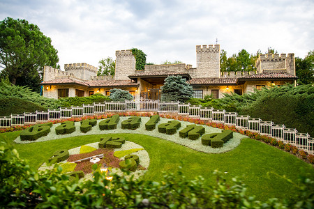 云霄摄影照片_加达云霄乐园主题公园位于意大利卡斯德尔诺沃德尔加尔达。