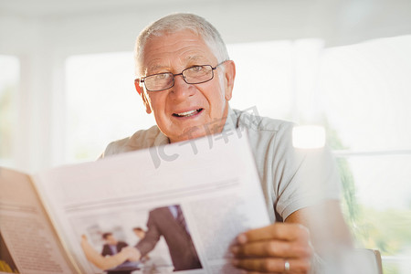 专注的老人阅读报纸