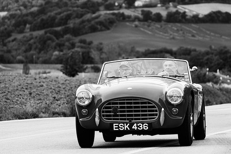 老司机摄影照片_AC ACE 1955 是意大利著名历史赛事 Mille Miglia 2020 拉力赛中的一辆老赛车
