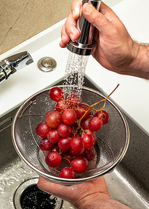 用过滤器在流水下清洗红葡萄