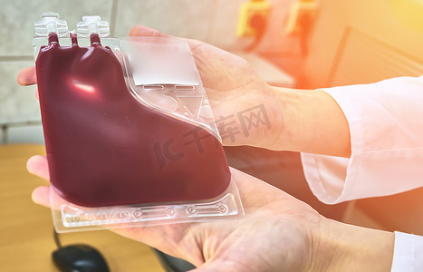 胎盘脐带血库捐赠的血液单位由隔离的手套手制备。