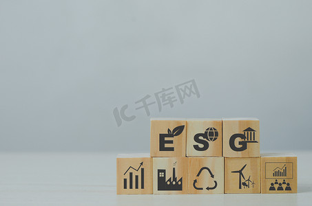 社会价值摄影照片_背景和复制空间上带有 ESG 环境社会治理符号的木制立方体。商业概念。
