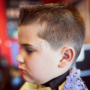 这需要一些时间来适应......一个小男孩在理发店理发的特写镜头。