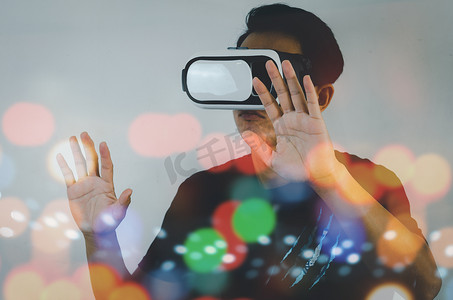 ar虚拟现实摄影照片_人元宇宙使用虚拟现实耳机虚拟现实设备、模拟、3D、AR、VR 技术概念。